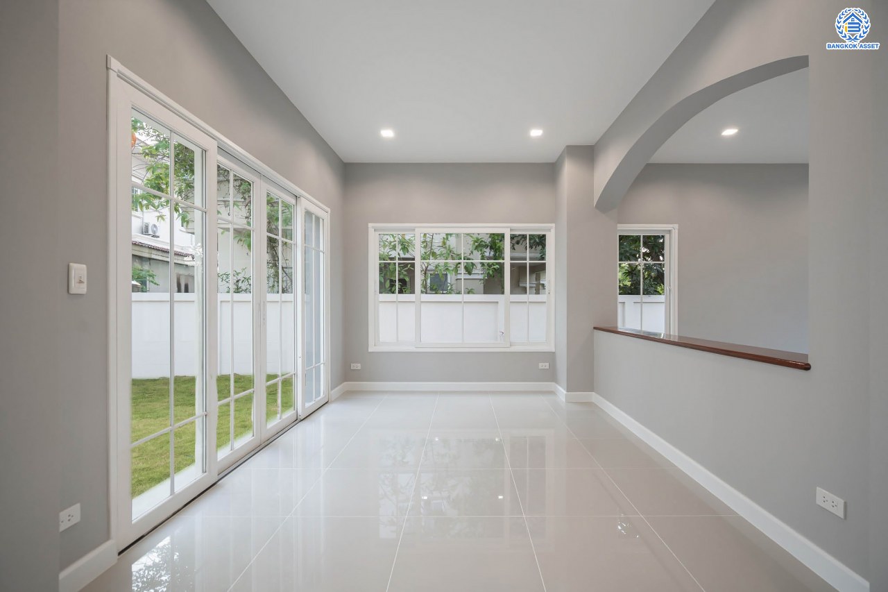 บ้านมือสองตกแต่งใหม่ โครงการ เพอร์เฟคมาสเตอร์พีซ รัตนาธิเบศร์ หลังใหญ่กว่า 91.4 ตร.ว. ฟังก์ชัน 3 ห้องนอน 5 ห้องน้ำ 1 ห้องแม่บ้าน จอดรถได้ 2 คัน พร้อมบรรยากาศโครงการสุด Luxury บนทำเลเชื่อมต่อทุกการเดินทาง ใกล้รถไฟฟ้าสายสีม่วง "สถานีไทรม้า" และจุดขึ้นทางด่วน "งามวงศ์วาน"